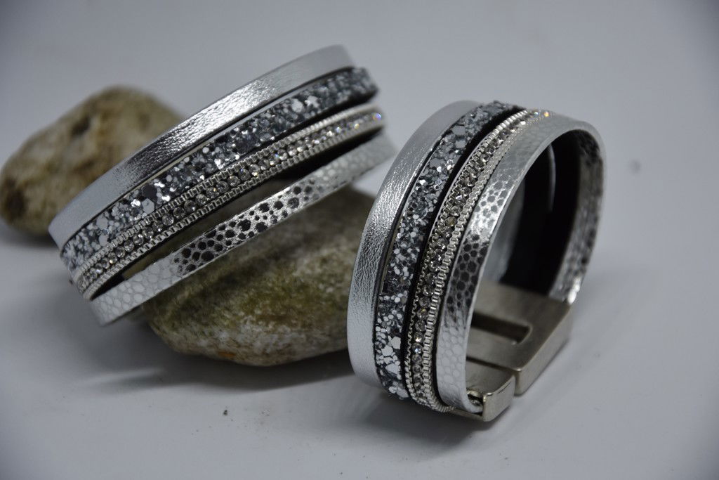 N°19 Lederen Armband Zilver met Steentjes