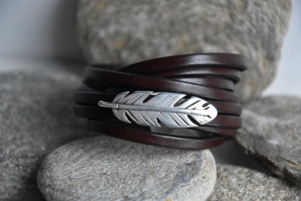 N°5 Wikkel Armband Donkerbruin met Veertje